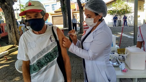 Abril colocará à prova logística da Saúde para vacinar população