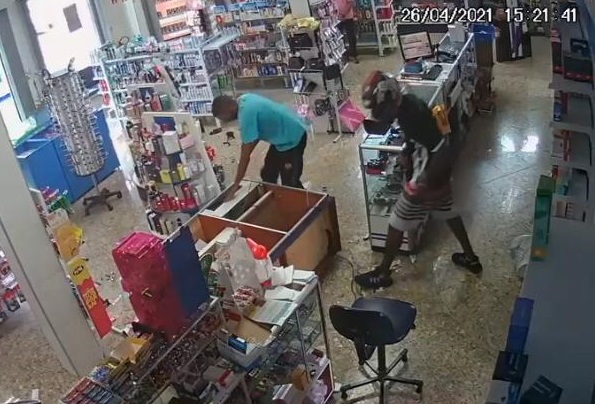 Vídeo mostra vagabundos atacando farmácia nos Prados