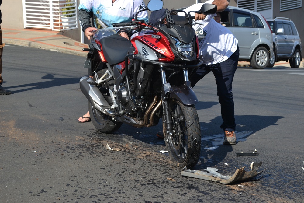 Motociclista fica ferido após colisão na Santa Cruz