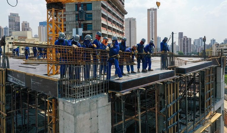 Dia do Trabalhador da construção civil lembra cuidados e relação entre construtora e colaboradores