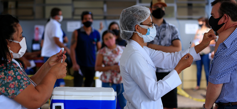 Brasil registra a maior queda na média móvel de óbitos por Covid-19 desde o início da pandemia