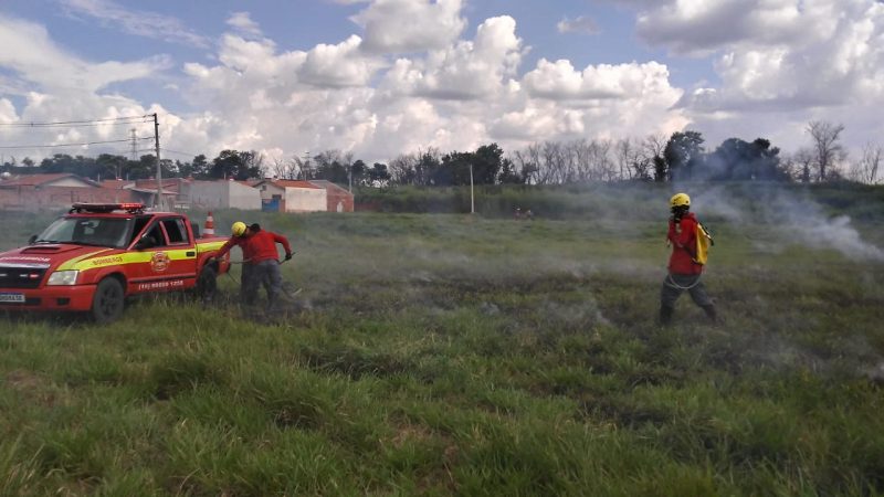 Grupamento de Bombeiros Voluntários atua em incêndio no Zé Tonolli