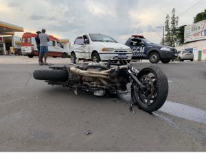 Moto e o carro ficaram destruídos após o forte impacto 