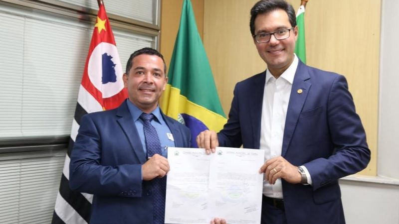 Faustinho pede e deputado Alex de Madureira garante viatura para a GM