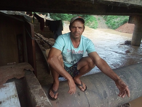 Morador de rua monta uma “suíte” debaixo da ponte da rodoviária