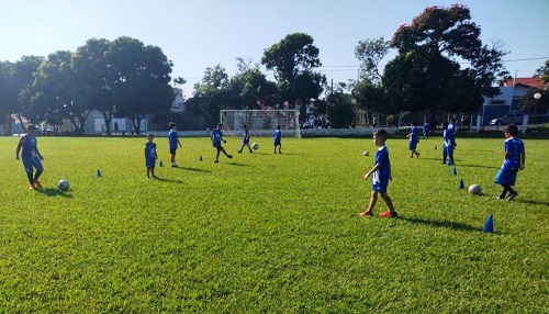 Esporte é Saúde com aulas de futebol no Alcides Lauri