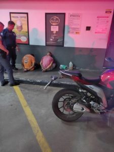Guardas com os suspeitos e a moto roubada