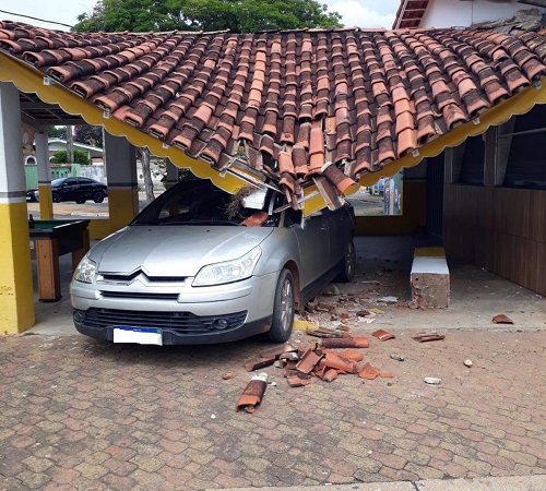 Carro desgovernado invade bar e derruba telhado no Barão