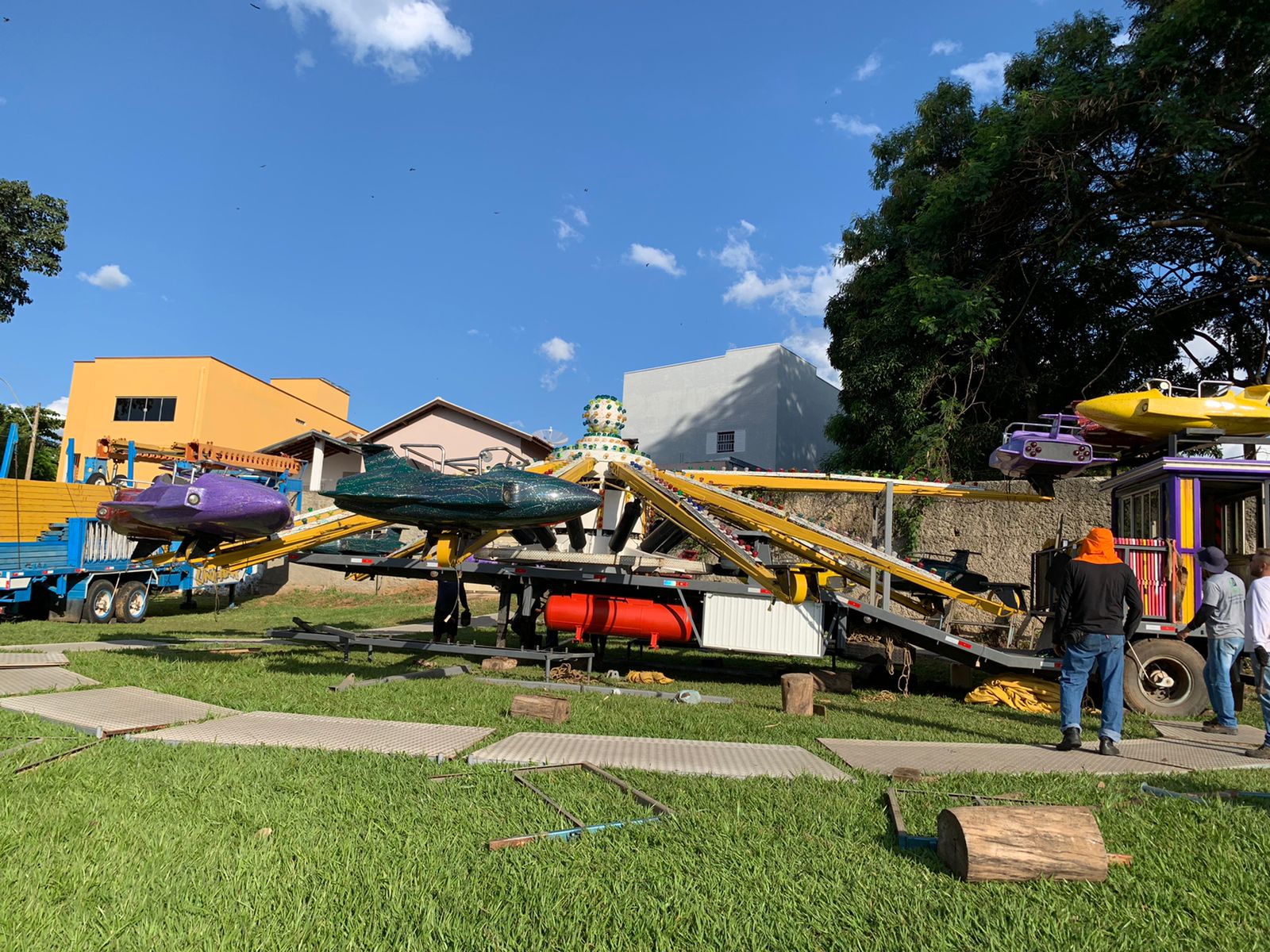 Parque de diversoes da Festa de Maio começa a funcionar em Itapira