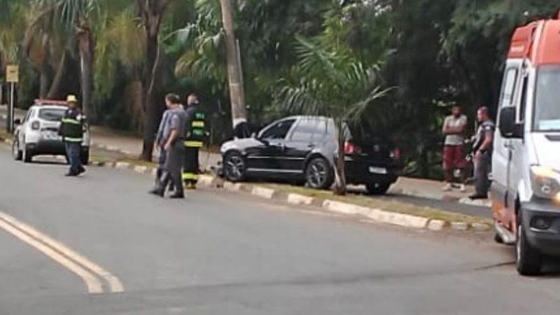 Golf se perde, invade ciclovia e acerta poste na Italianos