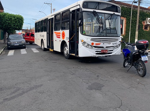 Choque entre carro e ônibus deixa 1 ferido no Centro