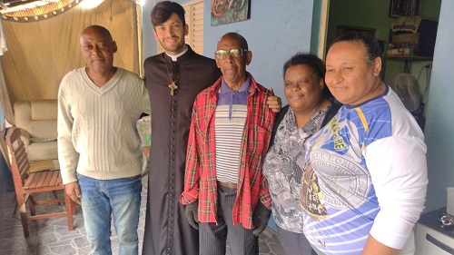 Padre André Panassolo visita integrantes da Congada Mineira