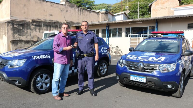 Toninho Bellini entrega duas viaturas para a Guarda Municipal
