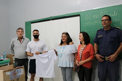 Alunos do curso de formação da GCM recebem uniformes