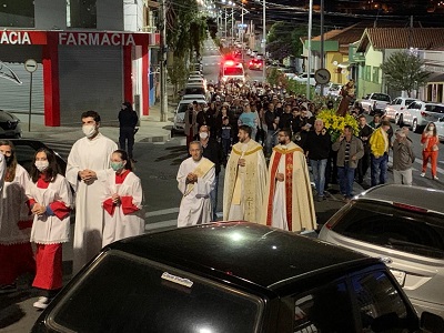 Multidão acompanha celebrações no dia de Santo Antônio