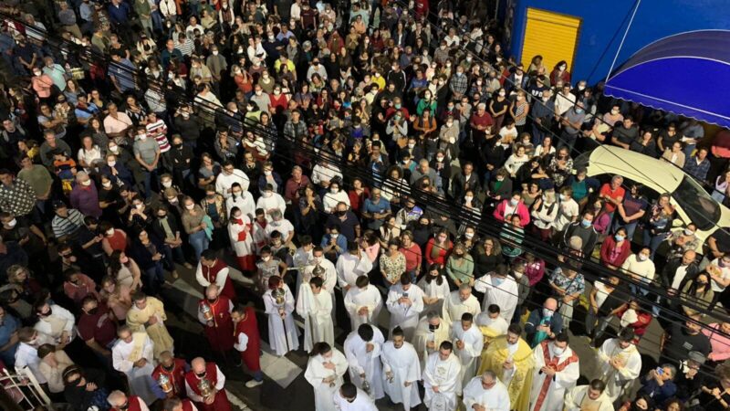 Multidão celebra Corpus Christi em Itapira