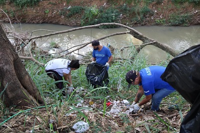 Mutirão tira 2 toneladas de lixo das margens do Ribeirão da Penha