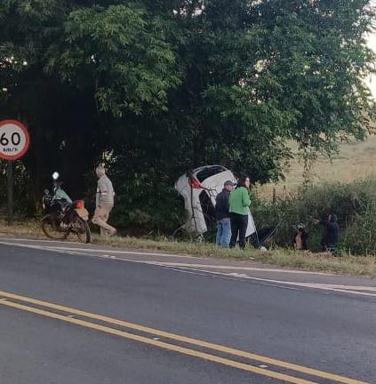 Carro capota e cai de bico em valeta perto da Recreativa