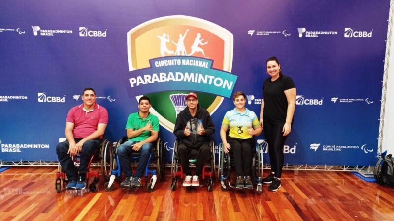 Paralímpicos acompanham competição de parabadminton