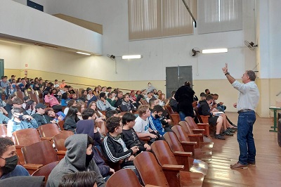 Veterinário da Zoonoses palestra sobre escorpiões para alunos do ESO