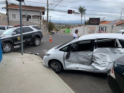 Colisão tripla envolve viatura, Fit e Fusion na Santa Cruz