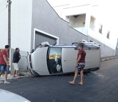 Motorista se assusta, bate em muro e tomba Doblo