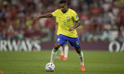 Alex Sandro sente o quadril e não joga