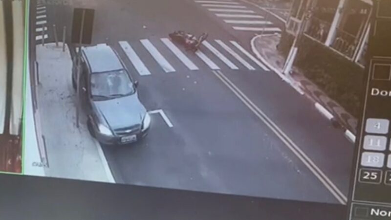 Vídeo mostra colisão entre moto e carro na rua XV de Novembro