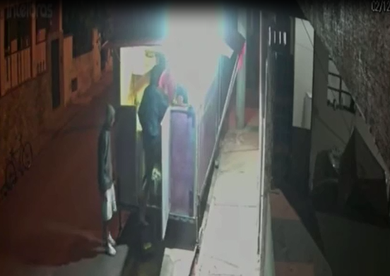 Ladrões ‘pé de chinelo’ atacam trabalhador no Cubatão (vídeo)