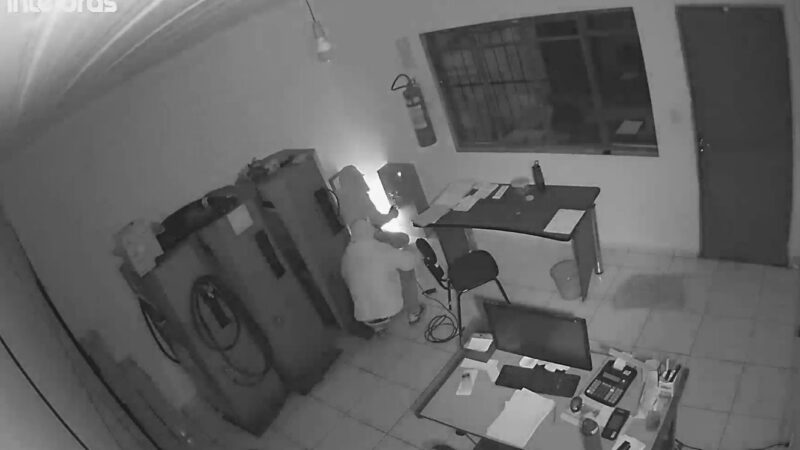 Vídeo mostra ladrões usando maçarico pra abrir cofre de empresa