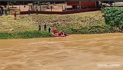 Carro cai dentro do Rio Mogi Guaçu e desaparece