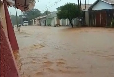 Vídeo de moradora mostra inundação no Flávio Zacchi