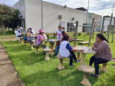 Projeto SuperAção oferece aulas de damas e xadrez