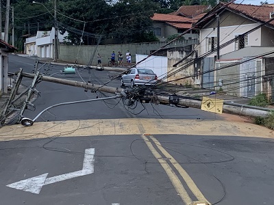 Colisão termina com dois postes no chão na rua Lindóia