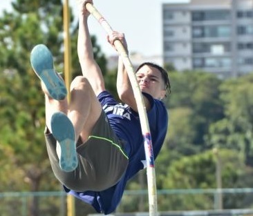 Atletas itapirenses disputam Estadual no salto com vara