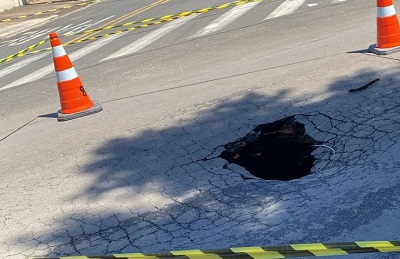 Nova ‘cratera’ brota na rua Pedro Mandato