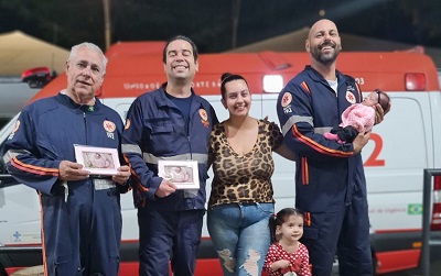 Bebê que nasceu na ambulância visita os ‘Anjos do SAMU’