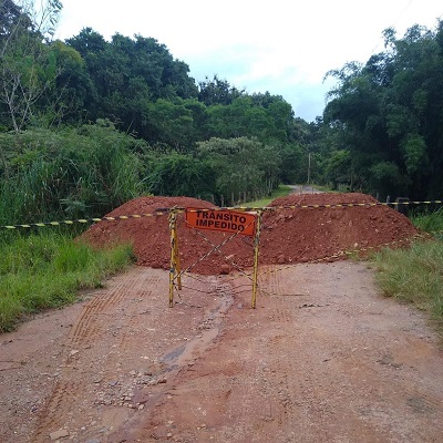 Ponte ‘zicada’ por causa da erosão é interditada