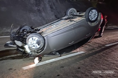 Motorista que vinha para Itapira abandona o carro após bater