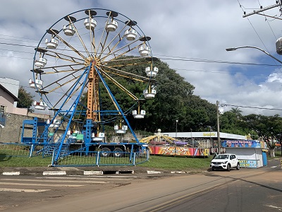 Parque de diversoes da Festa de Maio começa a funcionar em Itapira