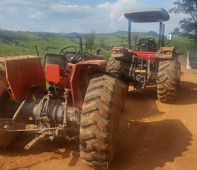 PM localiza tratores furtados em fazenda