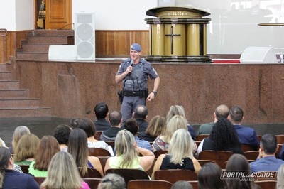 PM realiza palestra com educadores de oito cidades da região