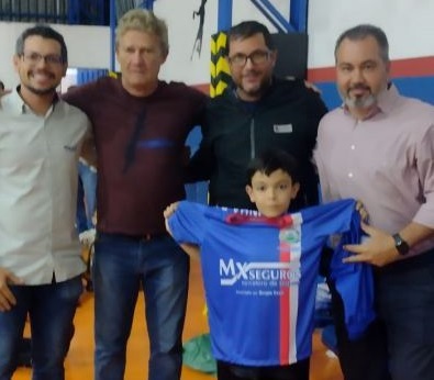 MX Seguros patrocina uniformes da escolinha de futsal