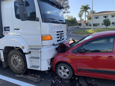 Motorista tem mal súbito e bate de frente com carreta