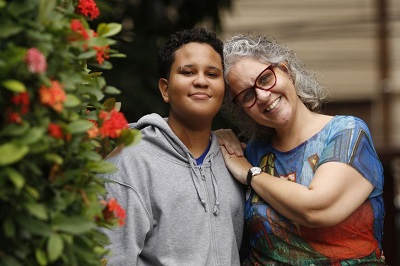 A professora Maria Cecíclia Castro, coordenadora do Mães pela Diversidade no Rio de Janeiro, com o filho Caio, de 13 anos - Fernando Frazão/Agência Brasil