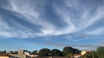 Semana começa com céu aberto, mas chuva deve voltar