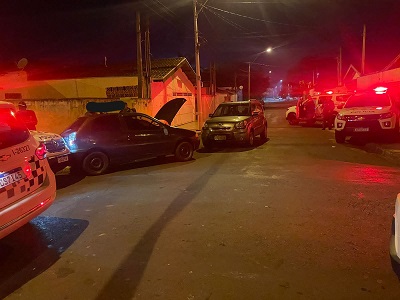 Homem foge da PM e bate em carro e na viatura