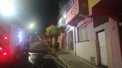 Incêndio em sobrado no Centro é controlado pelos Bombeiros