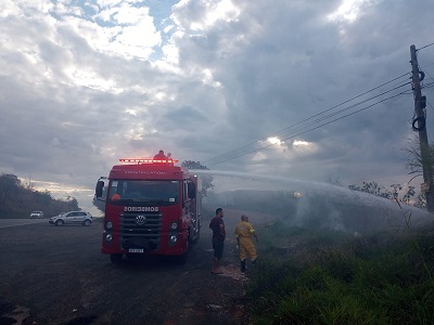 Fogaréu no Luppi espalha fumaça pelo bairro e rodovia