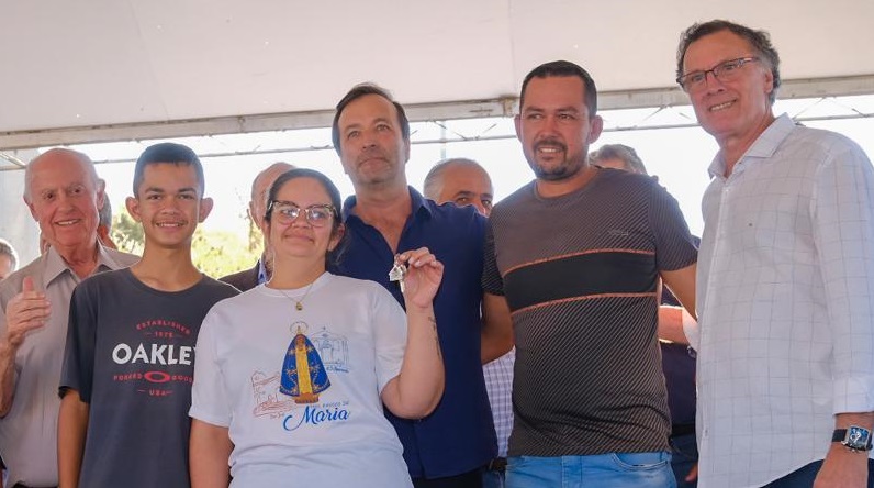 Entrega de casas coloca Munhoz e Bellini lado a lado